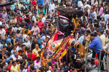 NAGPUR, MAHARASHTRA, INDIA 11 Eylül 2018: Marbat festivali alayındaki kalabalık şehri kötü ruhlardan korumak için kutlanıyor ve şehir sokaklarında şeytani heykeller sergiliyorlar..