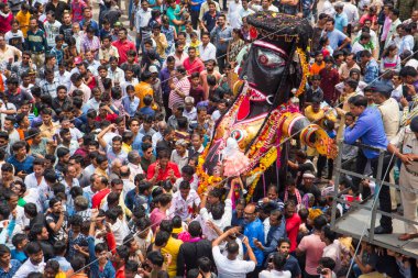 NAGPUR, MAHARASHTRA, INDIA 11 Eylül 2018: Marbat festivali alayındaki kalabalık şehri kötü ruhlardan korumak için kutlanıyor ve şehir sokaklarında şeytani heykeller sergiliyorlar..