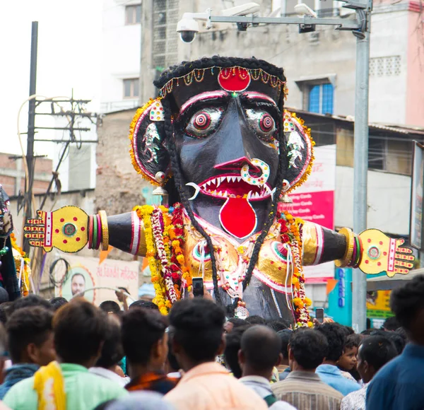NAGPUR, MAHARASHTRA, INDIA 11 Eylül 2018: Marbat festivali alayındaki kalabalık şehri kötü ruhlardan korumak için kutlanıyor ve şehir sokaklarında şeytani heykeller sergiliyorlar..