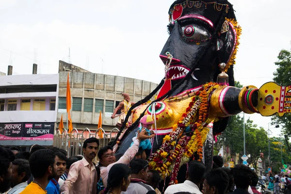 NAGPUR, MAHARASHTRA, INDIA 11 Eylül 2018: Marbat festivali alayındaki kalabalık şehri kötü ruhlardan korumak için kutlanıyor ve şehir sokaklarında şeytani heykeller sergiliyorlar..