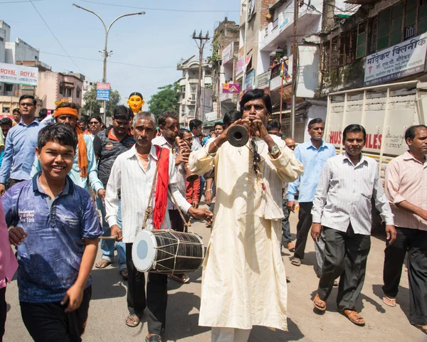 NAGPUR, MAHARASHTRA, INDIA 11 Eylül 2018: Marbat festivali alayındaki kalabalık şehri kötü ruhlardan korumak için kutlanıyor ve şehir sokaklarında şeytani heykeller sergiliyorlar..