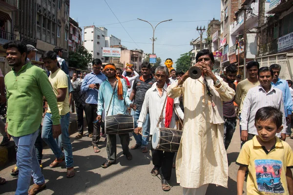 NAGPUR, MAHARASHTRA, INDIA 11 Eylül 2018: Marbat festivali alayındaki kalabalık şehri kötü ruhlardan korumak için kutlanıyor ve şehir sokaklarında şeytani heykeller sergiliyorlar..