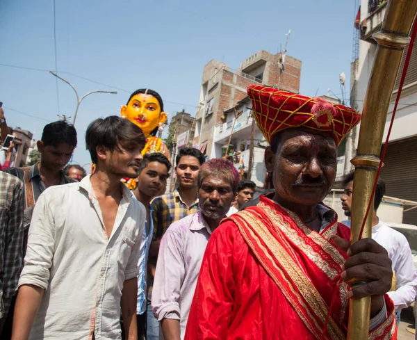 NAGPUR, MAHARASHTRA, INDIA 11 Eylül 2018: Marbat festivali alayındaki kalabalık şehri kötü ruhlardan korumak için kutlanıyor ve şehir sokaklarında şeytani heykeller sergiliyorlar..