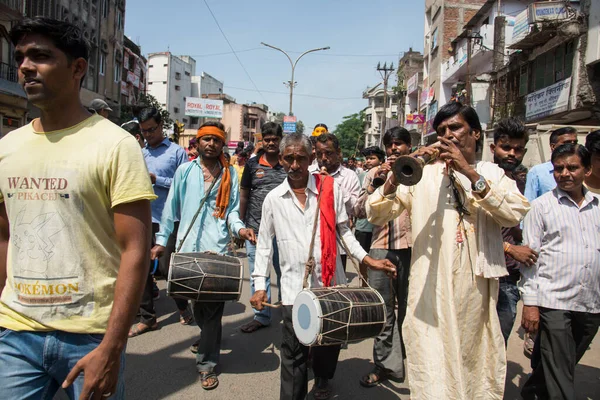 NAGPUR, MAHARASHTRA, INDIA 11 Eylül 2018: Marbat festivali alayındaki kalabalık şehri kötü ruhlardan korumak için kutlanıyor ve şehir sokaklarında şeytani heykeller sergiliyorlar..
