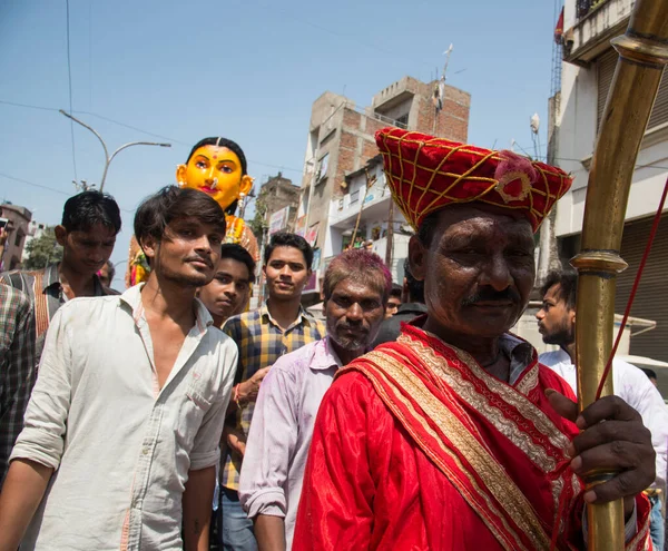 NAGPUR, MAHARASHTRA, INDIA 11 Eylül 2018: Marbat festivali alayındaki kalabalık şehri kötü ruhlardan korumak için kutlanıyor ve şehir sokaklarında şeytani heykeller sergiliyorlar..
