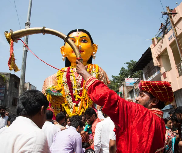 NAGPUR, MAHARASHTRA, INDIA 11 Eylül 2018: Marbat festivali alayındaki kalabalık şehri kötü ruhlardan korumak için kutlanıyor ve şehir sokaklarında şeytani heykeller sergiliyorlar..