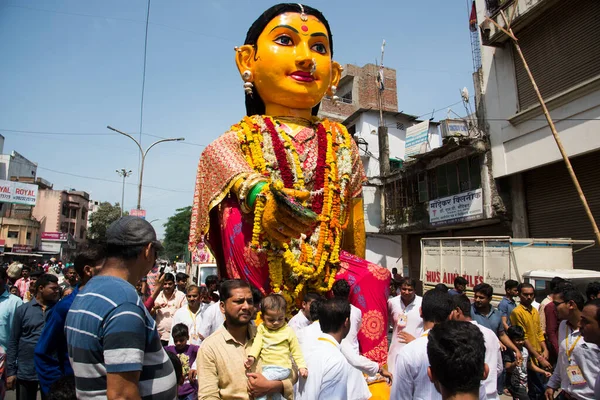 NAGPUR, MAHARASHTRA, INDIA 11 Eylül 2018: Marbat festivali alayındaki kalabalık şehri kötü ruhlardan korumak için kutlanıyor ve şehir sokaklarında şeytani heykeller sergiliyorlar..