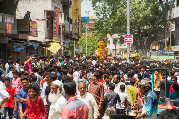 NAGPUR, MAHARASHTRA, INDIA 11 Eylül 2018: Marbat festivali alayındaki kalabalık şehri kötü ruhlardan korumak için kutlanıyor ve şehir sokaklarında şeytani heykeller sergiliyorlar..
