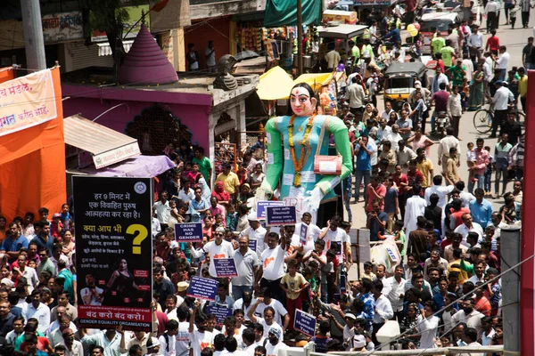 NAGPUR, MAHARASHTRA, INDIA 11 Eylül 2018: Marbat festivali alayındaki kalabalık şehri kötü ruhlardan korumak için kutlanıyor ve şehir sokaklarında şeytani heykeller sergiliyorlar..