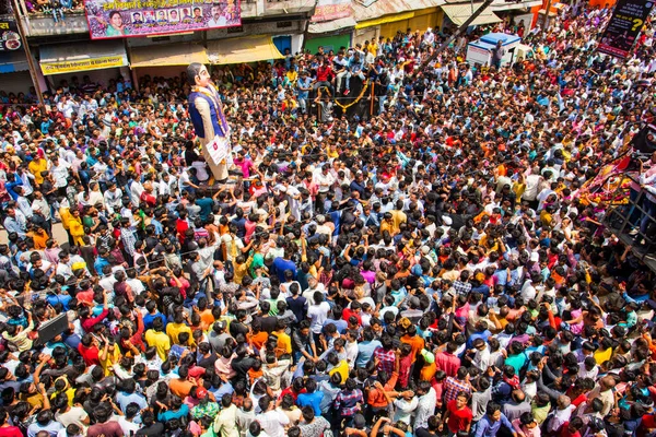 NAGPUR, MAHARASHTRA, INDIA 11 Eylül 2018: Marbat festivali alayındaki kalabalık şehri kötü ruhlardan korumak için kutlanıyor ve şehir sokaklarında şeytani heykeller sergiliyorlar..
