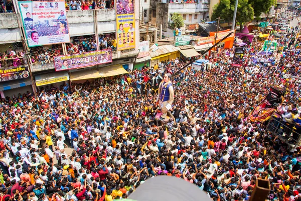 NAGPUR, MAHARASHTRA, INDIA 11 Eylül 2018: Marbat festivali alayındaki kalabalık şehri kötü ruhlardan korumak için kutlanıyor ve şehir sokaklarında şeytani heykeller sergiliyorlar..