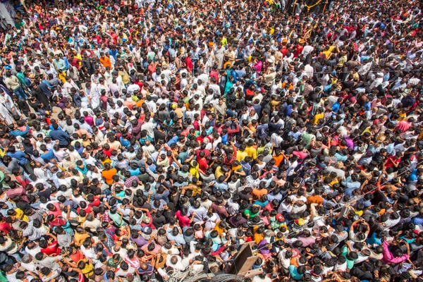 NAGPUR, MAHARASHTRA, INDIA 11 Eylül 2018: Marbat festivali alayındaki kalabalık şehri kötü ruhlardan korumak için kutlanıyor ve şehir sokaklarında şeytani heykeller sergiliyorlar..