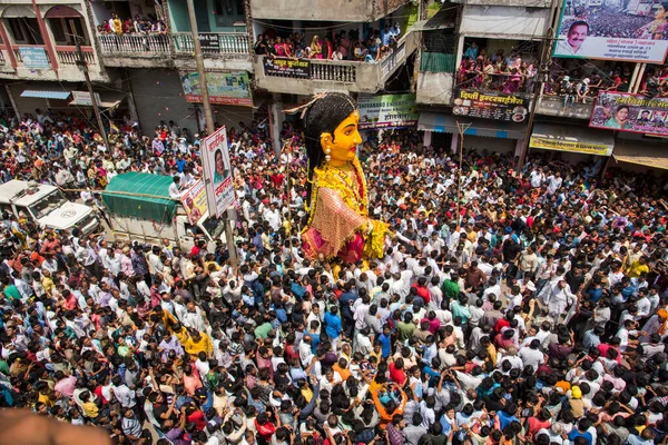 NAGPUR, MAHARASHTRA, INDIA 11 Eylül 2018: Marbat festivali alayındaki kalabalık şehri kötü ruhlardan korumak için kutlanıyor ve şehir sokaklarında şeytani heykeller sergiliyorlar..