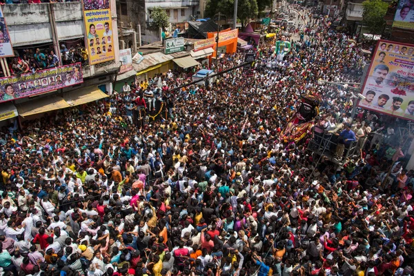 NAGPUR, MAHARASHTRA, INDIA 11 Eylül 2018: Marbat festivali alayındaki kalabalık şehri kötü ruhlardan korumak için kutlanıyor ve şehir sokaklarında şeytani heykeller sergiliyorlar..