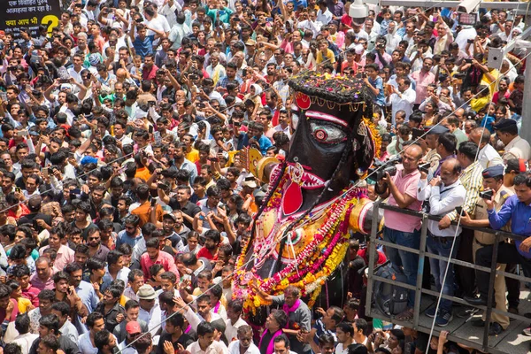 NAGPUR, MAHARASHTRA, INDIA 11 Eylül 2018: Marbat festivali alayındaki kalabalık şehri kötü ruhlardan korumak için kutlanıyor ve şehir sokaklarında şeytani heykeller sergiliyorlar..
