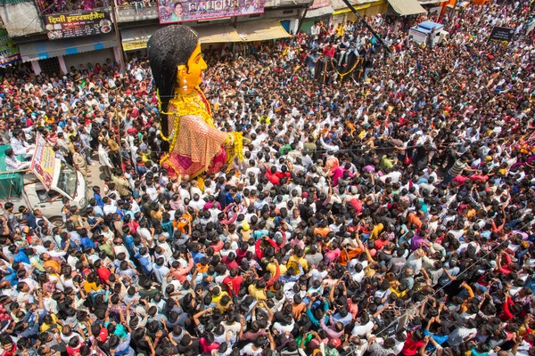 NAGPUR, MAHARASHTRA, INDIA 11 Eylül 2018: Marbat festivali alayındaki kalabalık şehri kötü ruhlardan korumak için kutlanıyor ve şehir sokaklarında şeytani heykeller sergiliyorlar..