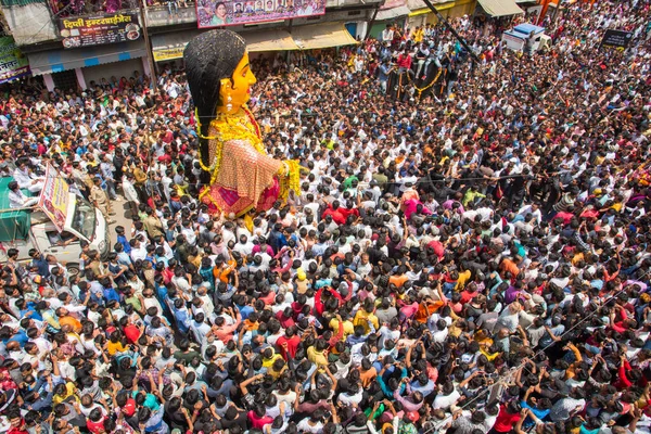 NAGPUR, MAHARASHTRA, INDIA 11 Eylül 2018: Marbat festivali alayındaki kalabalık şehri kötü ruhlardan korumak için kutlanıyor ve şehir sokaklarında şeytani heykeller sergiliyorlar..