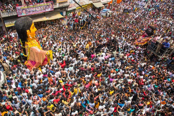 NAGPUR, MAHARASHTRA, INDIA 11 Eylül 2018: Marbat festivali alayındaki kalabalık şehri kötü ruhlardan korumak için kutlanıyor ve şehir sokaklarında şeytani heykeller sergiliyorlar..