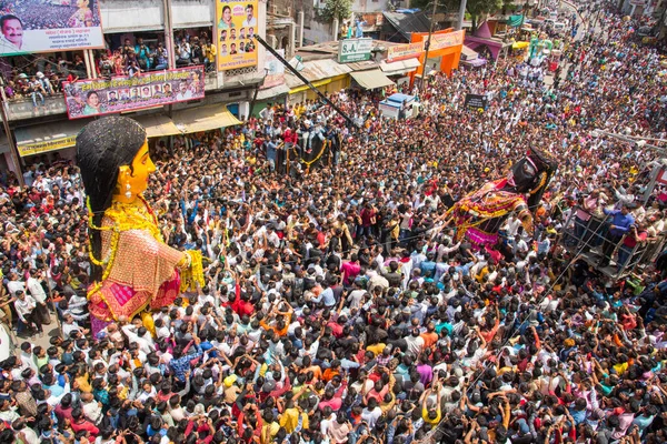 NAGPUR, MAHARASHTRA, INDIA 11 Eylül 2018: Marbat festivali alayındaki kalabalık şehri kötü ruhlardan korumak için kutlanıyor ve şehir sokaklarında şeytani heykeller sergiliyorlar..
