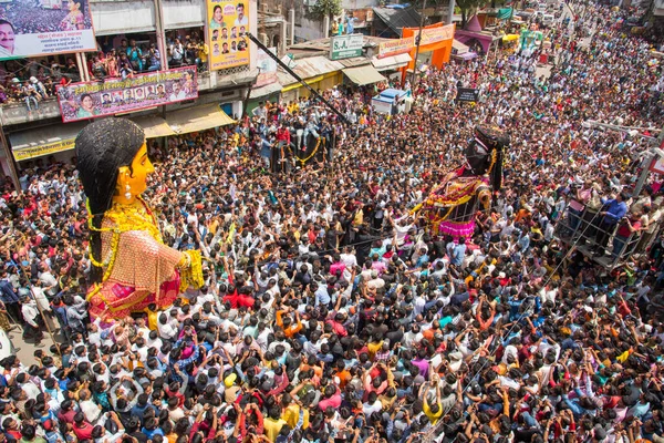 NAGPUR, MAHARASHTRA, INDIA 11 Eylül 2018: Marbat festivali alayındaki kalabalık şehri kötü ruhlardan korumak için kutlanıyor ve şehir sokaklarında şeytani heykeller sergiliyorlar..