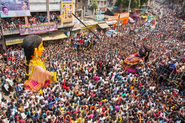 NAGPUR, MAHARASHTRA, INDIA 11 Eylül 2018: Marbat festivali alayındaki kalabalık şehri kötü ruhlardan korumak için kutlanıyor ve şehir sokaklarında şeytani heykeller sergiliyorlar..