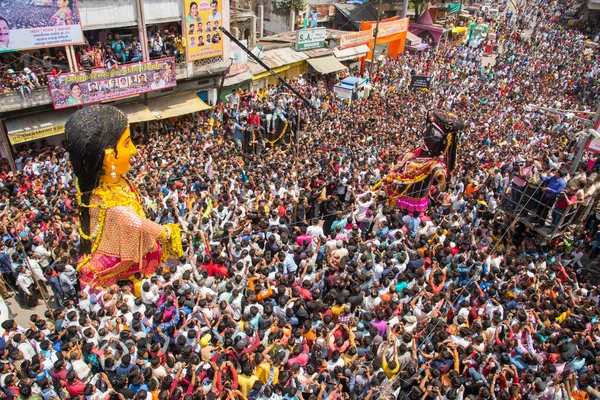 NAGPUR, MAHARASHTRA, INDIA 11 Eylül 2018: Marbat festivali alayındaki kalabalık şehri kötü ruhlardan korumak için kutlanıyor ve şehir sokaklarında şeytani heykeller sergiliyorlar..