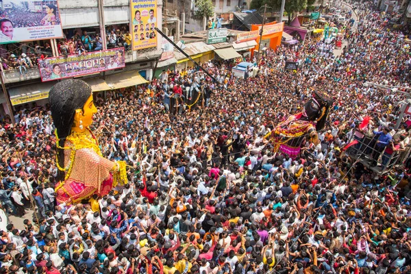 NAGPUR, MAHARASHTRA, INDIA 11 Eylül 2018: Marbat festivali alayındaki kalabalık şehri kötü ruhlardan korumak için kutlanıyor ve şehir sokaklarında şeytani heykeller sergiliyorlar..