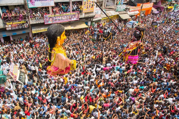 NAGPUR, MAHARASHTRA, INDIA 11 Eylül 2018: Marbat festivali alayındaki kalabalık şehri kötü ruhlardan korumak için kutlanıyor ve şehir sokaklarında şeytani heykeller sergiliyorlar..