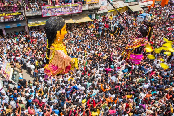 NAGPUR, MAHARASHTRA, INDIA 11 Eylül 2018: Marbat festivali alayındaki kalabalık şehri kötü ruhlardan korumak için kutlanıyor ve şehir sokaklarında şeytani heykeller sergiliyorlar..