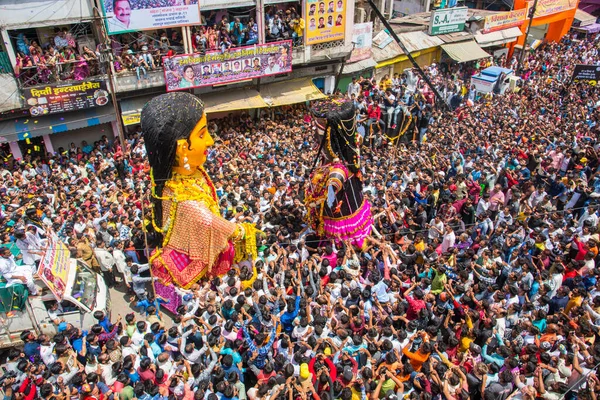 NAGPUR, MAHARASHTRA, INDIA 11 Eylül 2018: Marbat festivali alayındaki kalabalık şehri kötü ruhlardan korumak için kutlanıyor ve şehir sokaklarında şeytani heykeller sergiliyorlar..