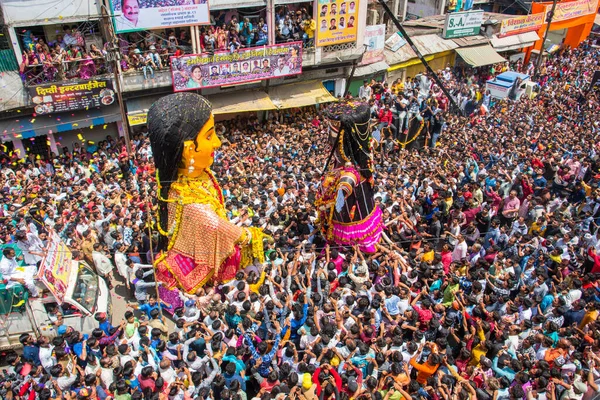 NAGPUR, MAHARASHTRA, INDIA 11 Eylül 2018: Marbat festivali alayındaki kalabalık şehri kötü ruhlardan korumak için kutlanıyor ve şehir sokaklarında şeytani heykeller sergiliyorlar..