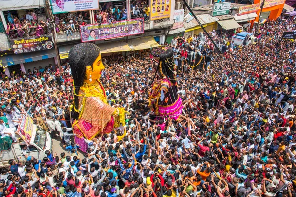 NAGPUR, MAHARASHTRA, INDIA 11 Eylül 2018: Marbat festivali alayındaki kalabalık şehri kötü ruhlardan korumak için kutlanıyor ve şehir sokaklarında şeytani heykeller sergiliyorlar..