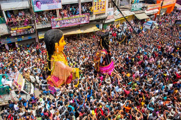 NAGPUR, MAHARASHTRA, INDIA 11 Eylül 2018: Marbat festivali alayındaki kalabalık şehri kötü ruhlardan korumak için kutlanıyor ve şehir sokaklarında şeytani heykeller sergiliyorlar..