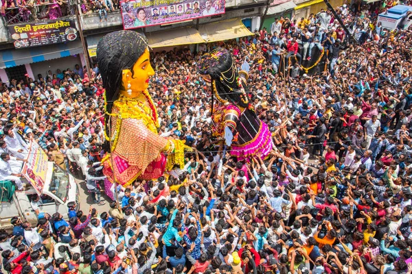 NAGPUR, MAHARASHTRA, INDIA 11 Eylül 2018: Marbat festivali alayındaki kalabalık şehri kötü ruhlardan korumak için kutlanıyor ve şehir sokaklarında şeytani heykeller sergiliyorlar..
