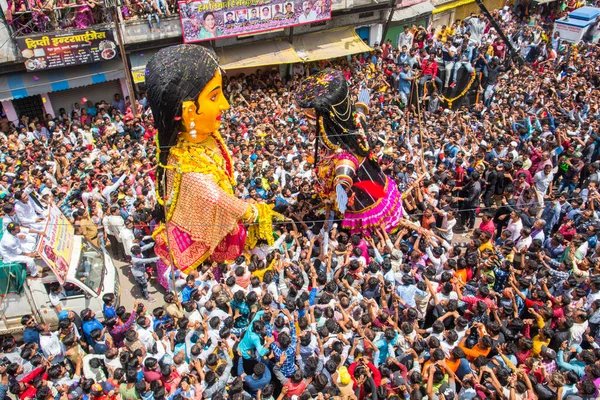NAGPUR, MAHARASHTRA, INDIA 11 Eylül 2018: Marbat festivali alayındaki kalabalık şehri kötü ruhlardan korumak için kutlanıyor ve şehir sokaklarında şeytani heykeller sergiliyorlar..