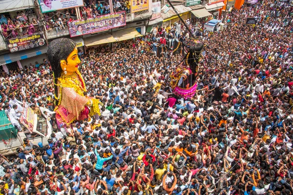 NAGPUR, MAHARASHTRA, INDIA 11 Eylül 2018: Marbat festivali alayındaki kalabalık şehri kötü ruhlardan korumak için kutlanıyor ve şehir sokaklarında şeytani heykeller sergiliyorlar..
