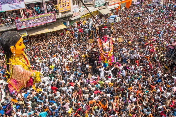 NAGPUR, MAHARASHTRA, INDIA 11 Eylül 2018: Marbat festivali alayındaki kalabalık şehri kötü ruhlardan korumak için kutlanıyor ve şehir sokaklarında şeytani heykeller sergiliyorlar..