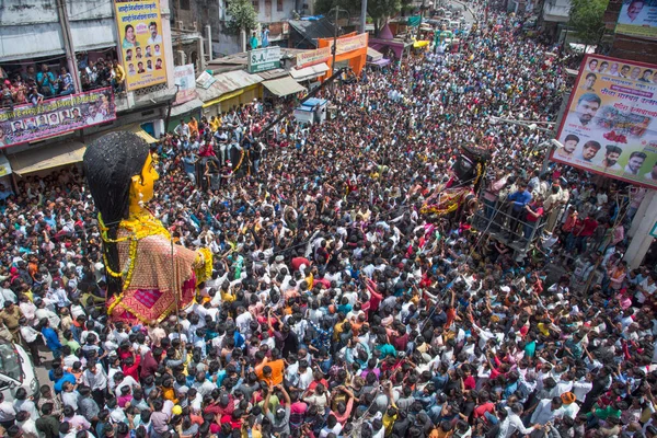 NAGPUR, MAHARASHTRA, INDIA 11 Eylül 2018: Marbat festivali alayındaki kalabalık şehri kötü ruhlardan korumak için kutlanıyor ve şehir sokaklarında şeytani heykeller sergiliyorlar..