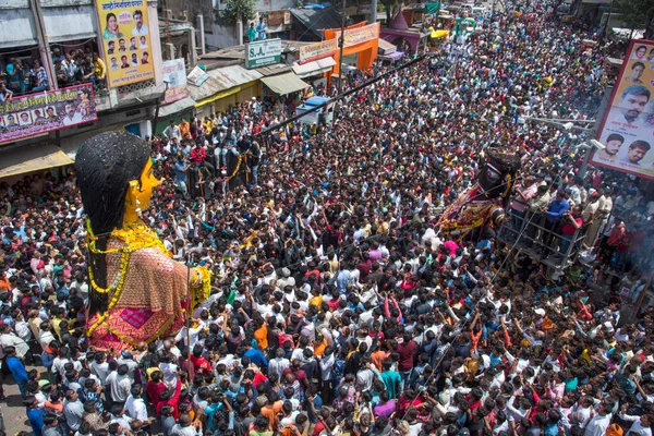 NAGPUR, MAHARASHTRA, INDIA 11 Eylül 2018: Marbat festivali alayındaki kalabalık şehri kötü ruhlardan korumak için kutlanıyor ve şehir sokaklarında şeytani heykeller sergiliyorlar..