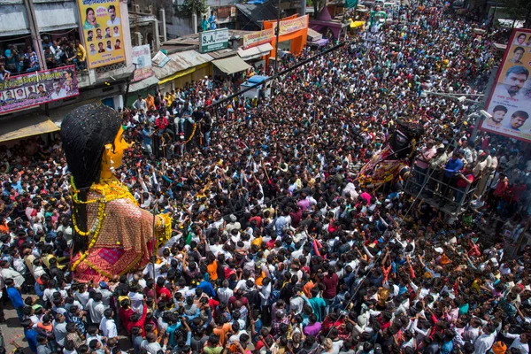 NAGPUR, MAHARASHTRA, INDIA 11 Eylül 2018: Marbat festivali alayındaki kalabalık şehri kötü ruhlardan korumak için kutlanıyor ve şehir sokaklarında şeytani heykeller sergiliyorlar..