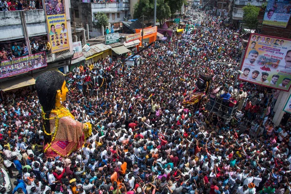 NAGPUR, MAHARASHTRA, INDIA 11 Eylül 2018: Marbat festivali alayındaki kalabalık şehri kötü ruhlardan korumak için kutlanıyor ve şehir sokaklarında şeytani heykeller sergiliyorlar..