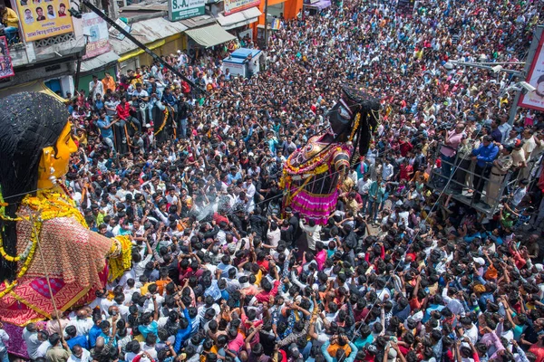 NAGPUR, MAHARASHTRA, INDIA 11 Eylül 2018: Marbat festivali alayındaki kalabalık şehri kötü ruhlardan korumak için kutlanıyor ve şehir sokaklarında şeytani heykeller sergiliyorlar..