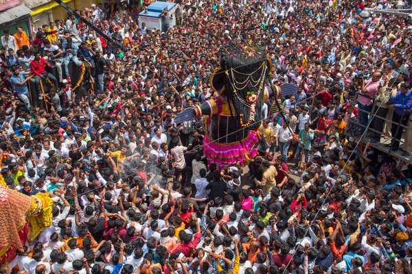 NAGPUR, MAHARASHTRA, INDIA 11 Eylül 2018: Marbat festivali alayındaki kalabalık şehri kötü ruhlardan korumak için kutlanıyor ve şehir sokaklarında şeytani heykeller sergiliyorlar..