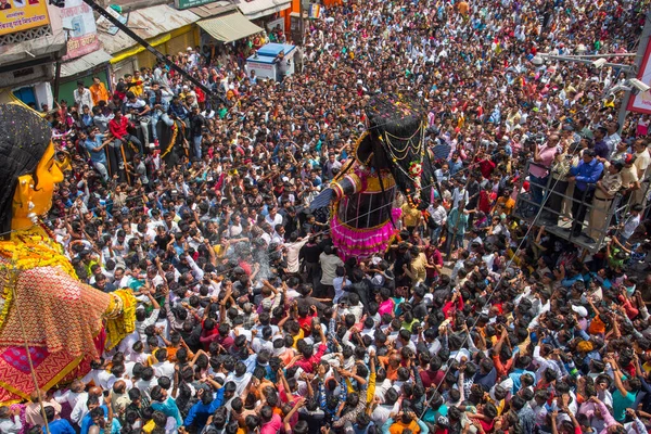 NAGPUR, MAHARASHTRA, INDIA 11 Eylül 2018: Marbat festivali alayındaki kalabalık şehri kötü ruhlardan korumak için kutlanıyor ve şehir sokaklarında şeytani heykeller sergiliyorlar..