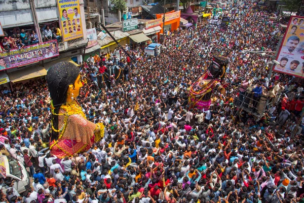 NAGPUR, MAHARASHTRA, INDIA 11 Eylül 2018: Marbat festivali alayındaki kalabalık şehri kötü ruhlardan korumak için kutlanıyor ve şehir sokaklarında şeytani heykeller sergiliyorlar..