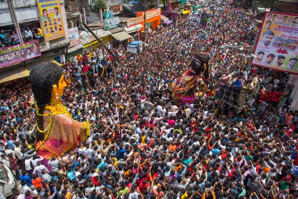 NAGPUR, MAHARASHTRA, INDIA 11 Eylül 2018: Marbat festivali alayındaki kalabalık şehri kötü ruhlardan korumak için kutlanıyor ve şehir sokaklarında şeytani heykeller sergiliyorlar..