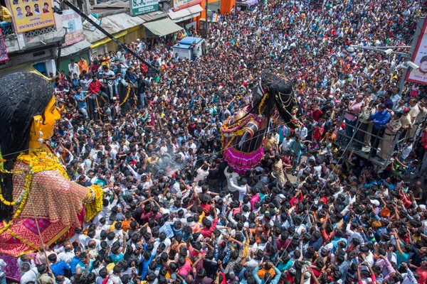 NAGPUR, MAHARASHTRA, INDIA 11 Eylül 2018: Marbat festivali alayındaki kalabalık şehri kötü ruhlardan korumak için kutlanıyor ve şehir sokaklarında şeytani heykeller sergiliyorlar..