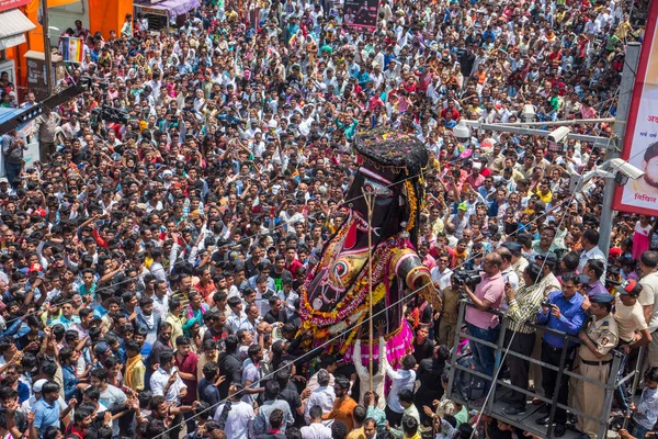 NAGPUR, MAHARASHTRA, INDIA 11 Eylül 2018: Marbat festivali alayındaki kalabalık şehri kötü ruhlardan korumak için kutlanıyor ve şehir sokaklarında şeytani heykeller sergiliyorlar..