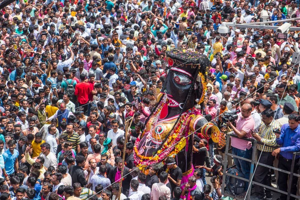 NAGPUR, MAHARASHTRA, INDIA 11 Eylül 2018: Marbat festivali alayındaki kalabalık şehri kötü ruhlardan korumak için kutlanıyor ve şehir sokaklarında şeytani heykeller sergiliyorlar..