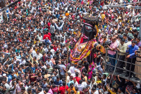 NAGPUR, MAHARASHTRA, INDIA 11 Eylül 2018: Marbat festivali alayındaki kalabalık şehri kötü ruhlardan korumak için kutlanıyor ve şehir sokaklarında şeytani heykeller sergiliyorlar..